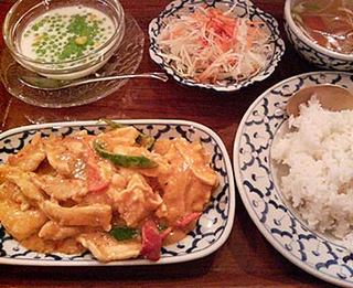 タイ料理店 バンコク／Bangkok／鶏肉のカレーペースト炒め