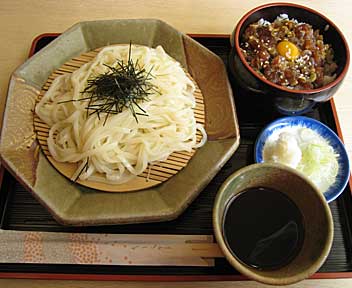 麺と海鮮ユッケ丼