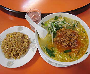 台湾料理 欣隆／四川麺と半チャーハン
