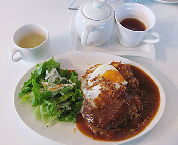 Tokyo Ritz Cafe／ロコモコ ハワイの目玉焼きハンバーグご飯(グレービーソース)