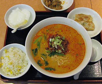 タンタン麺と半チャーハン・餃子セット
