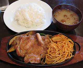 神戸洋食 エルミ食堂／チキンの生姜焼き&ナポリタン