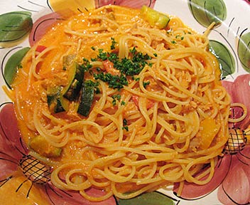 ツナと南欧野菜のトマトクリームスパゲッティ