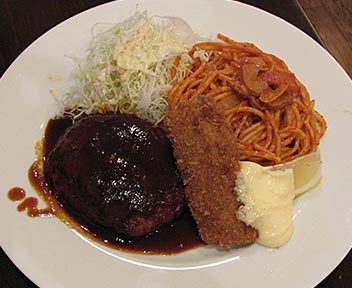 神戸洋食  エルミ食堂／ハンバーグとナポリタン・イカフライ（ライス・みそ汁付き）