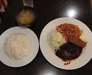 神戸洋食  エルミ食堂／ハンバーグとナポリタン・イカフライ（ライス・みそ汁付き）