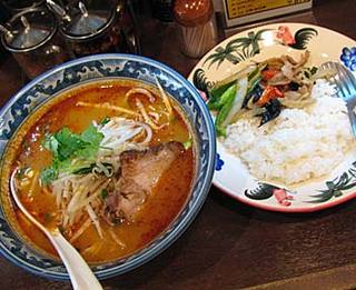 タイ料理 ティーヌン／タイ風鶏肉の生姜焼き