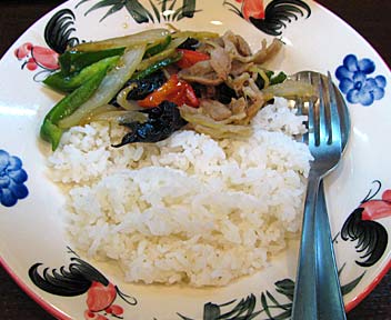 タイ料理 ティーヌン／タイ風鶏肉の生姜焼き
