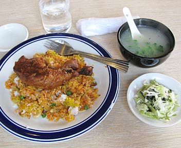 カチン・ミャンマー料理 ミッチーナー／カレー炒飯と鶏肉