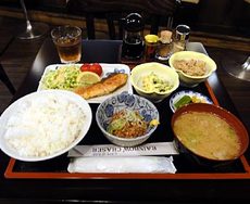Cafe & Bar RAINBOW CHASER／レインボー・チェイサー／鮭のムニエル＋納豆