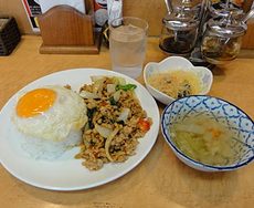 タイレストラン サムヤーン／SAMYAN／ガパオ・ガイ／鶏挽肉のバジル炒めのせごはん