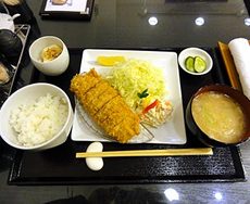 とんかつ・串揚げ 成蔵／Narikura／チーズミルフィーユかつ定食