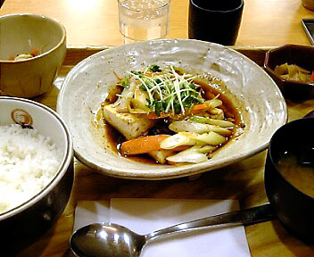 豆腐ステーキとネギのピリ辛定食